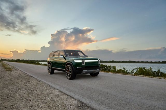 Rivian R1s photo 1
