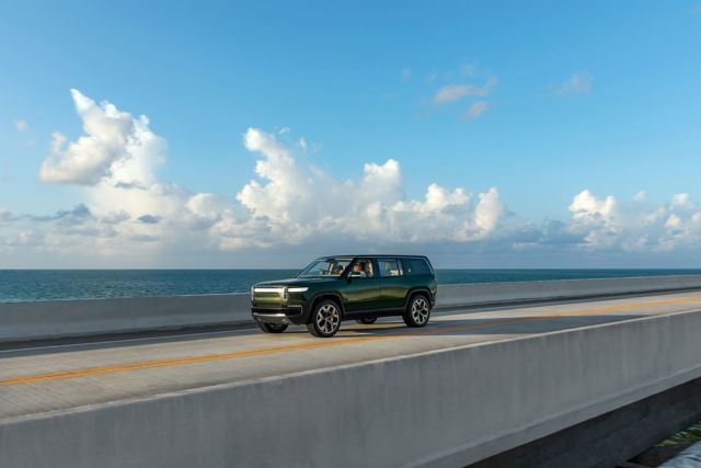 Rivian R1s photo 2