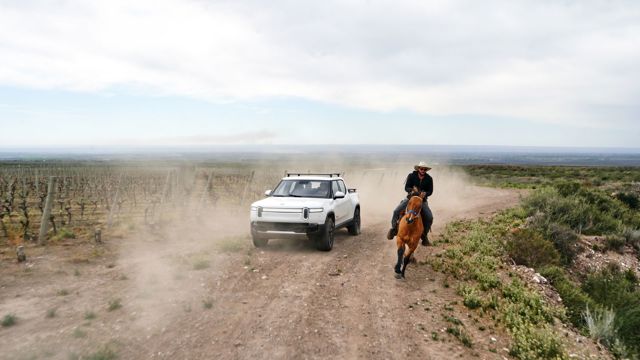 Rivian R1t photo 11