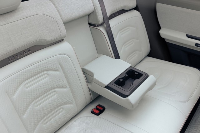 Rivian R3 photo 6
