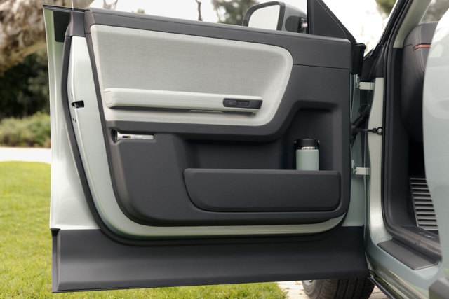 Rivian R3 photo 9