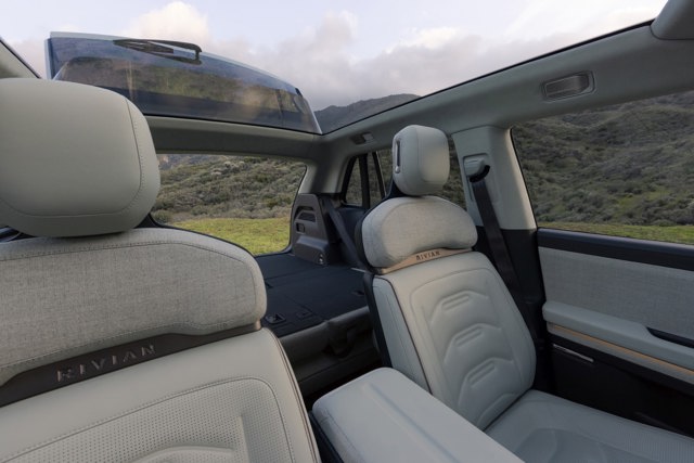 Rivian R3 photo 10