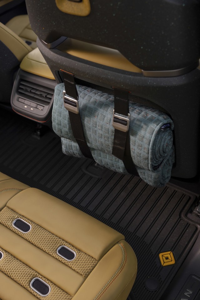 Rivian R3x foto 10