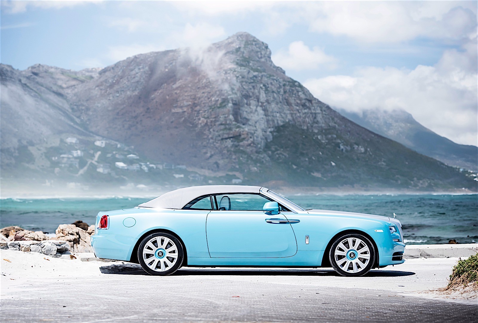 Rolls-Royce Dawn photo 3