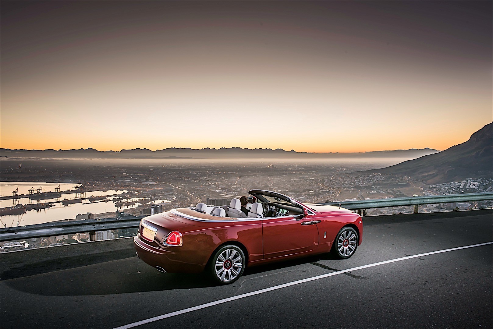 Rolls-Royce Dawn photo 25