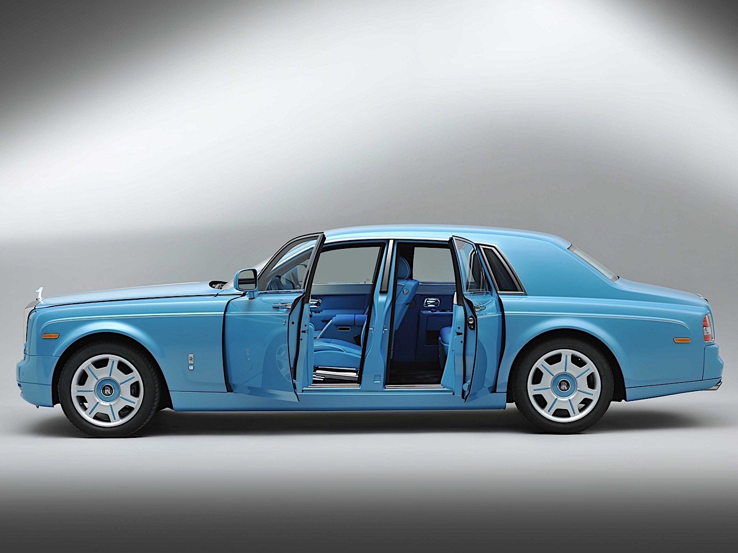 Rolls-Royce Phantom photo 2