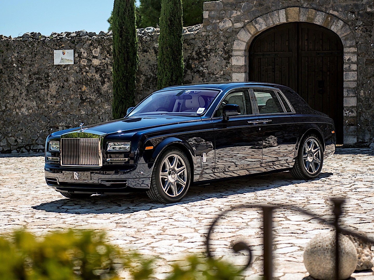 Rolls-Royce Phantom photo 3