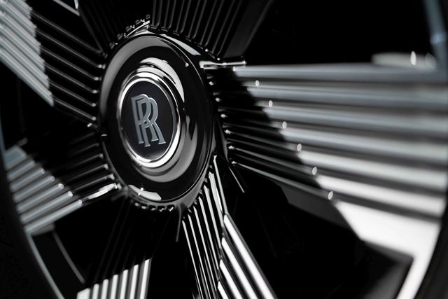 Rolls-Royce Spectre photo 5