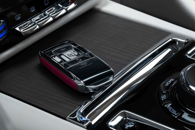 Rolls-Royce Spectre photo 32