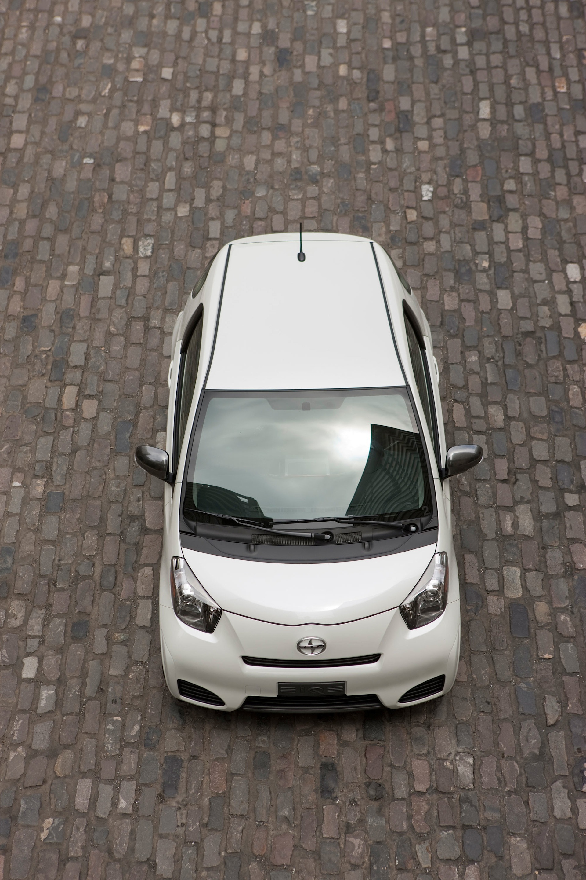 Scion Iq photo 9
