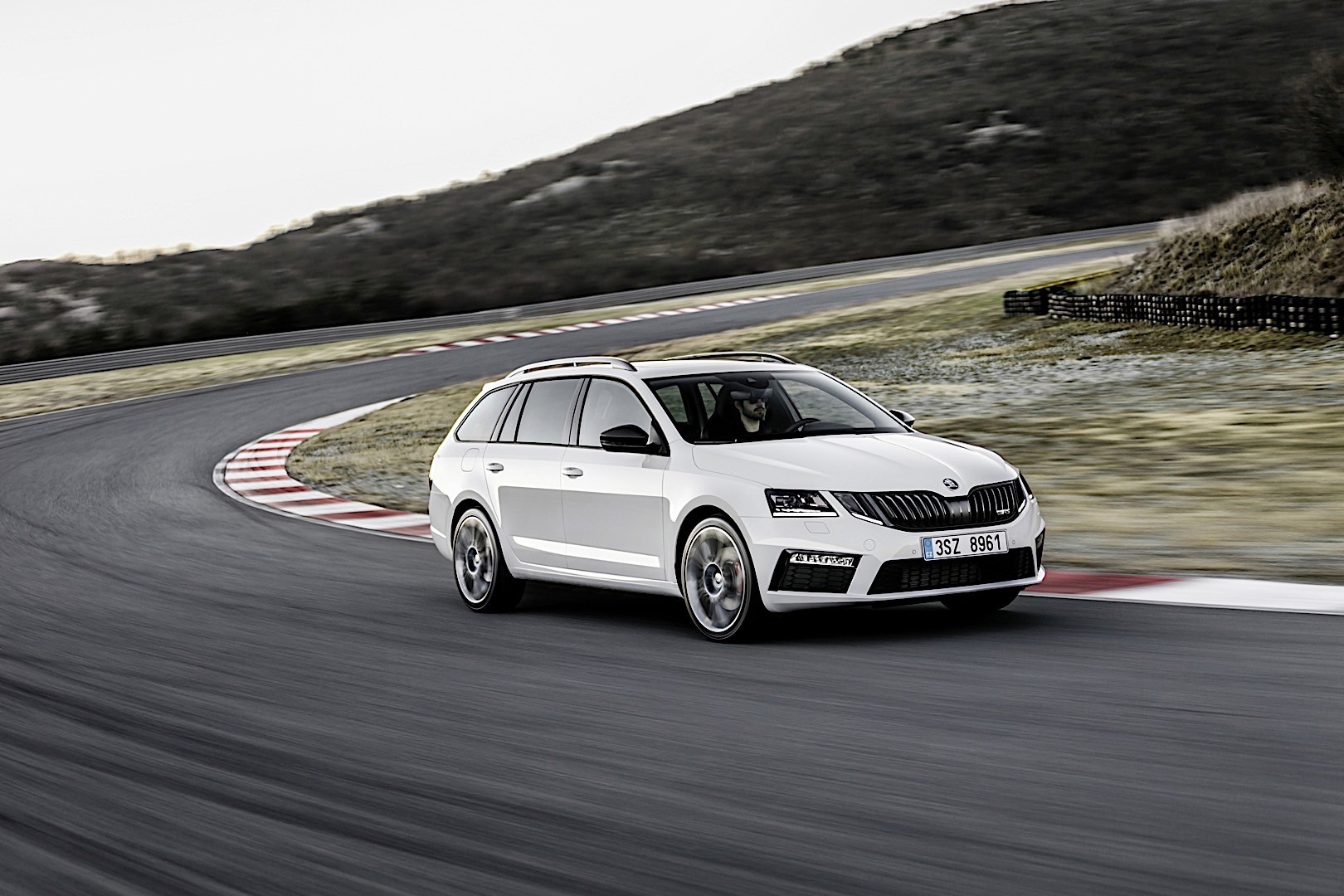 Skoda Octavia Combi Rs photo 11