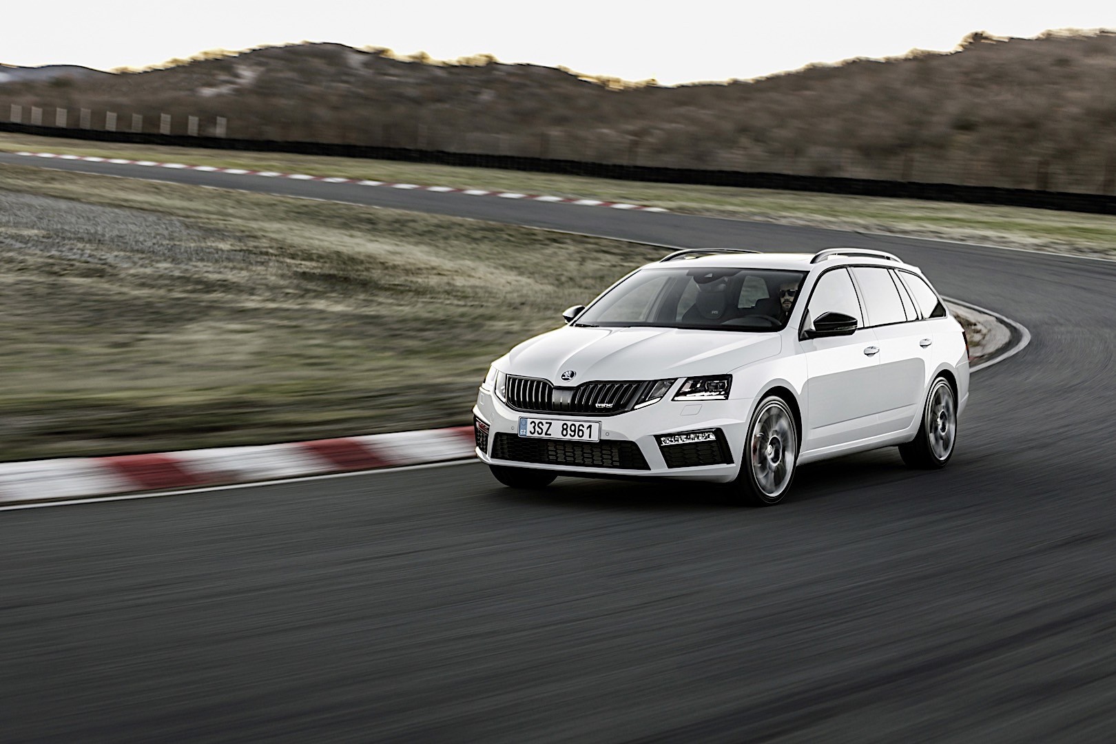 Skoda Octavia Combi Rs photo 31