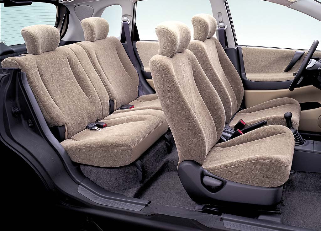 Suzuki Aerio / Liana Hatchback photo 40