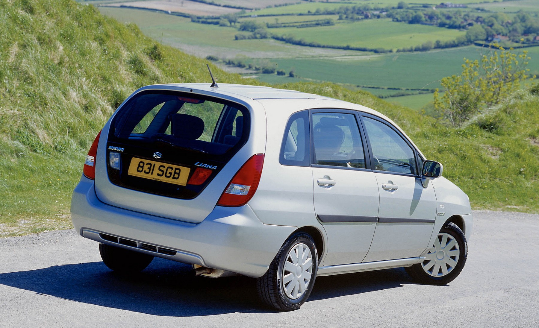 Suzuki Aerio / Liana Hatchback photo 18