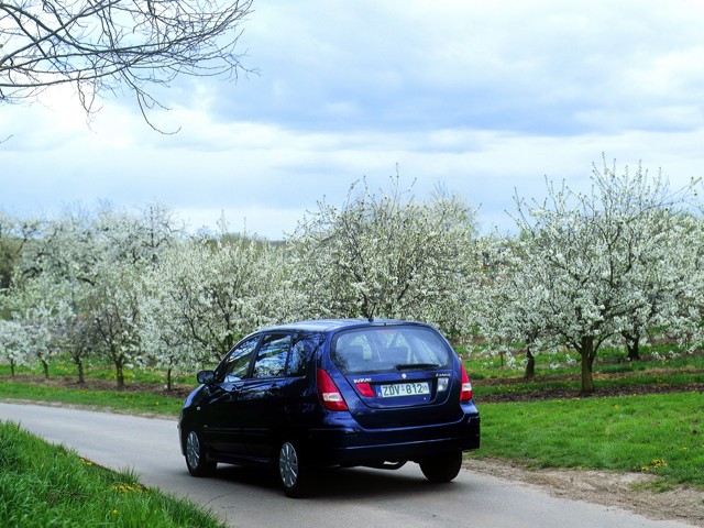 Suzuki Aerio / Liana Hatchback photo 22