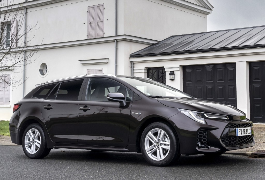 Suzuki Swace photo 17