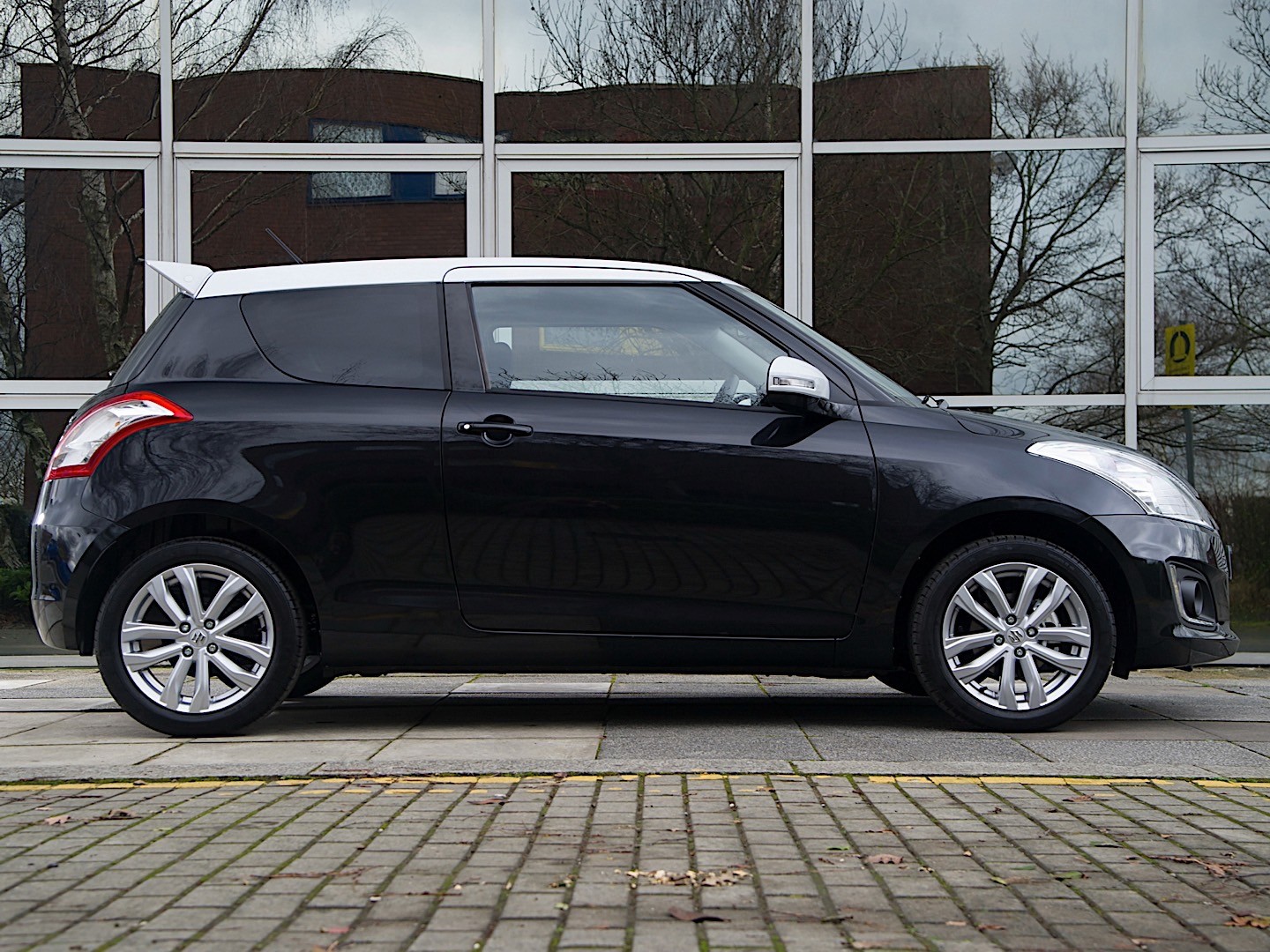 Suzuki Swift 3 Doors photo 15