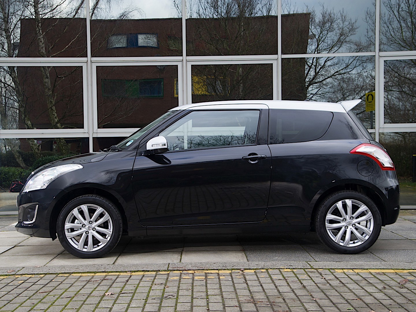 Suzuki Swift 3 Doors photo 19