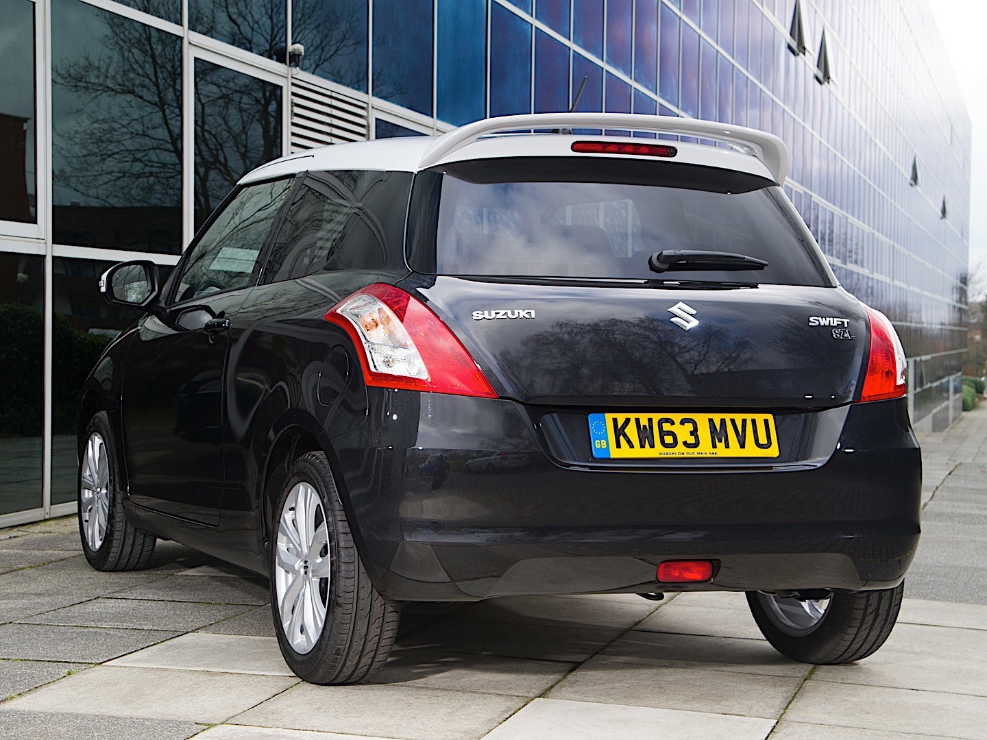 Suzuki Swift 3 Doors photo 21