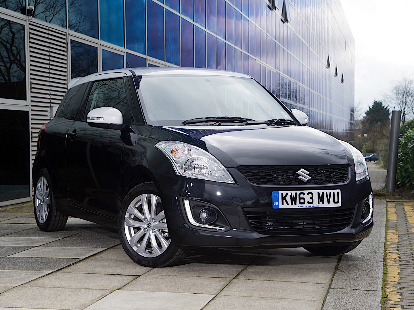Suzuki Swift 3 Doors photo 2