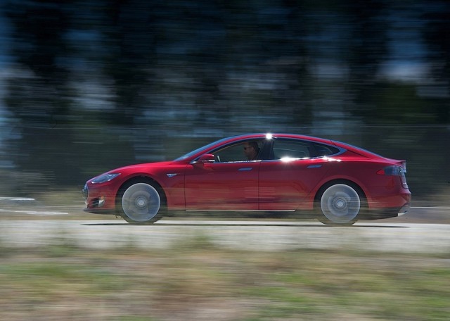 Tesla Model S photo 28