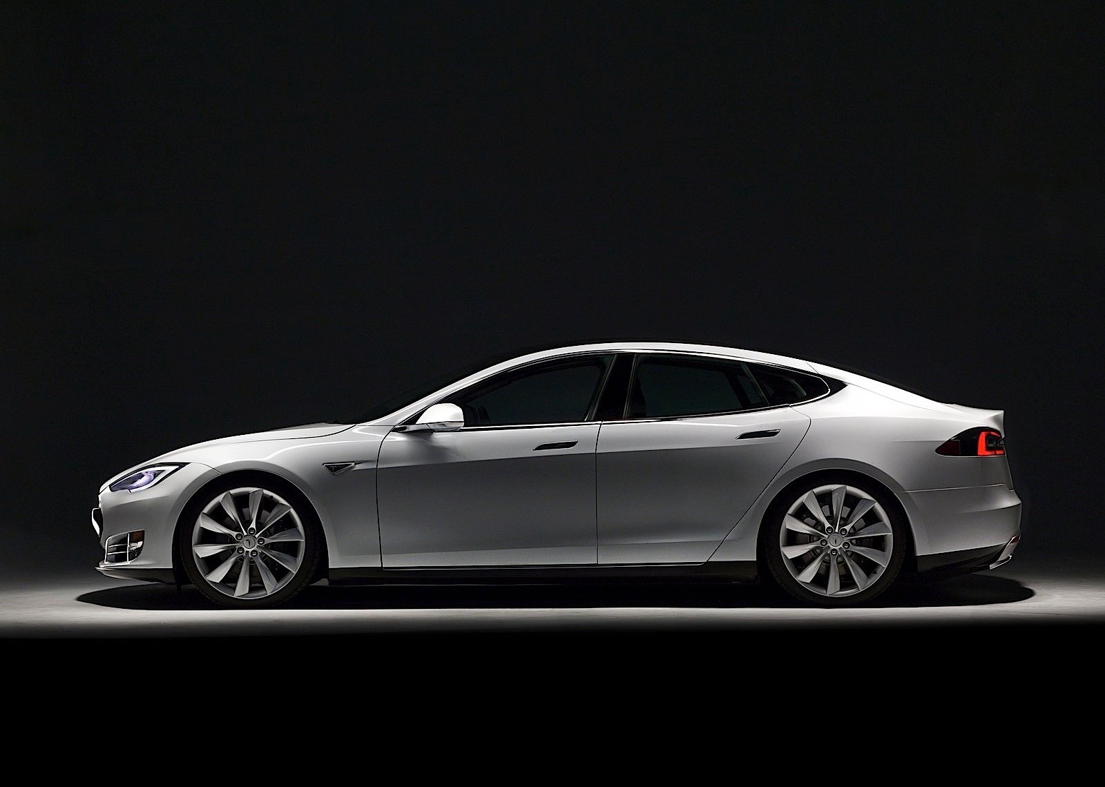 Tesla Model S photo 30