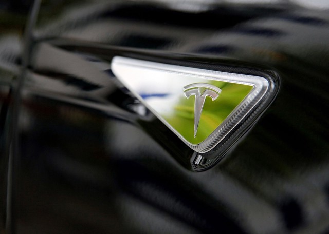 Tesla Model S photo 36