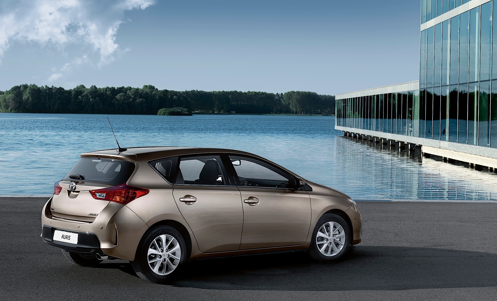 Toyota Auris 5 Doors photo 8
