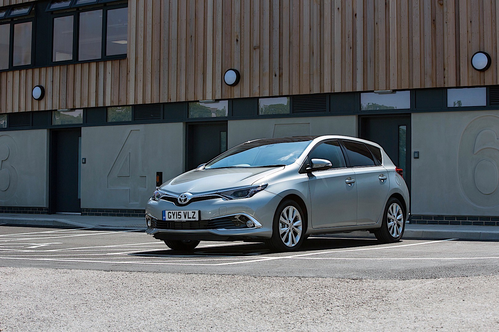 Toyota Auris 5 Doors photo 2