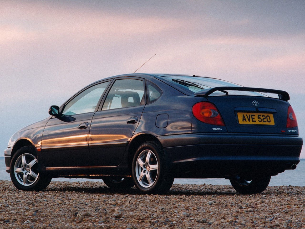 Toyota Avensis Liftback photo 11