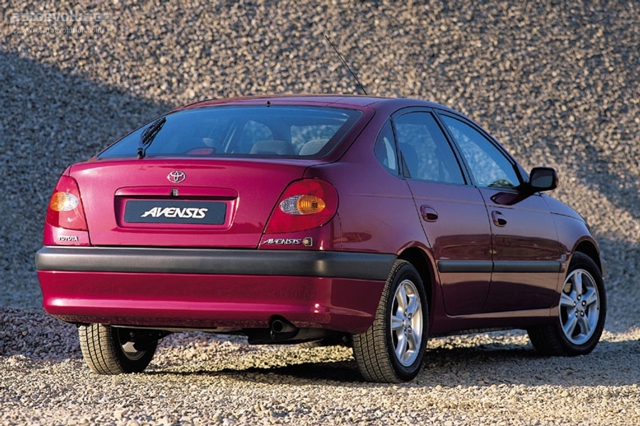 Toyota Avensis Liftback photo 4