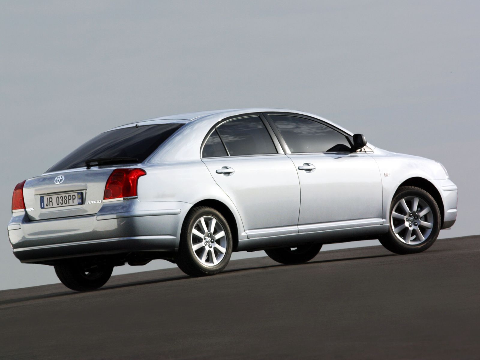 Toyota Avensis Liftback photo 8