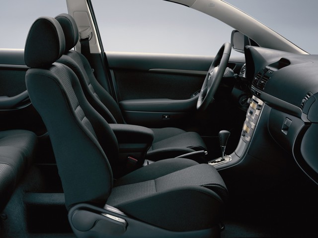 Toyota Avensis Liftback photo 19