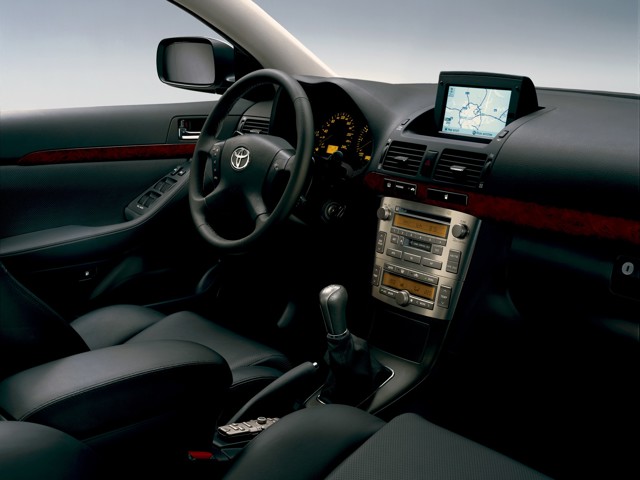 Toyota Avensis Liftback photo 20