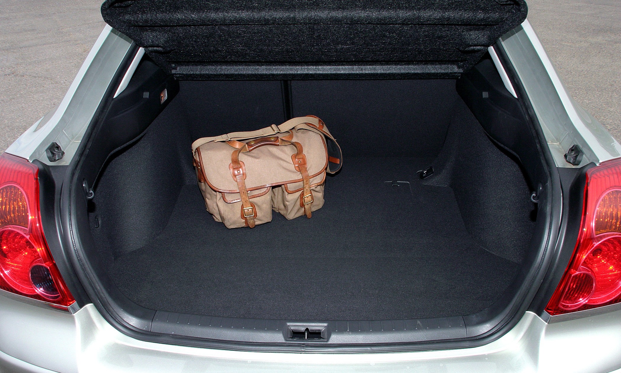 Toyota Avensis Liftback photo 21