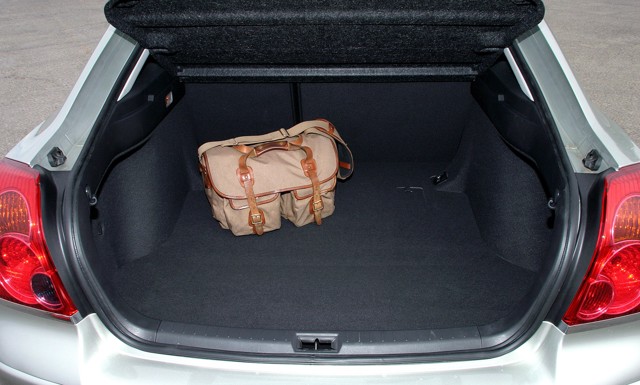 Toyota Avensis Liftback photo 21