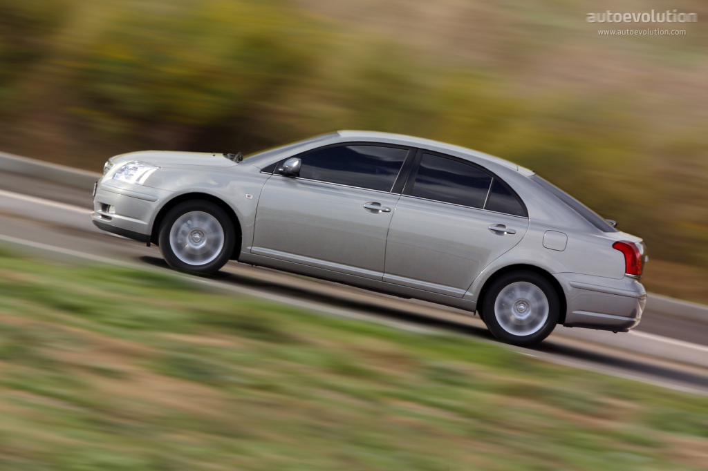 Toyota Avensis Liftback photo 2