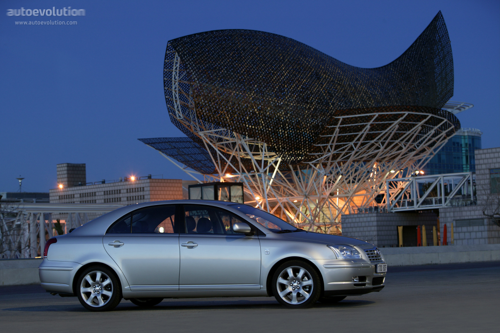 Toyota Avensis Liftback photo 3