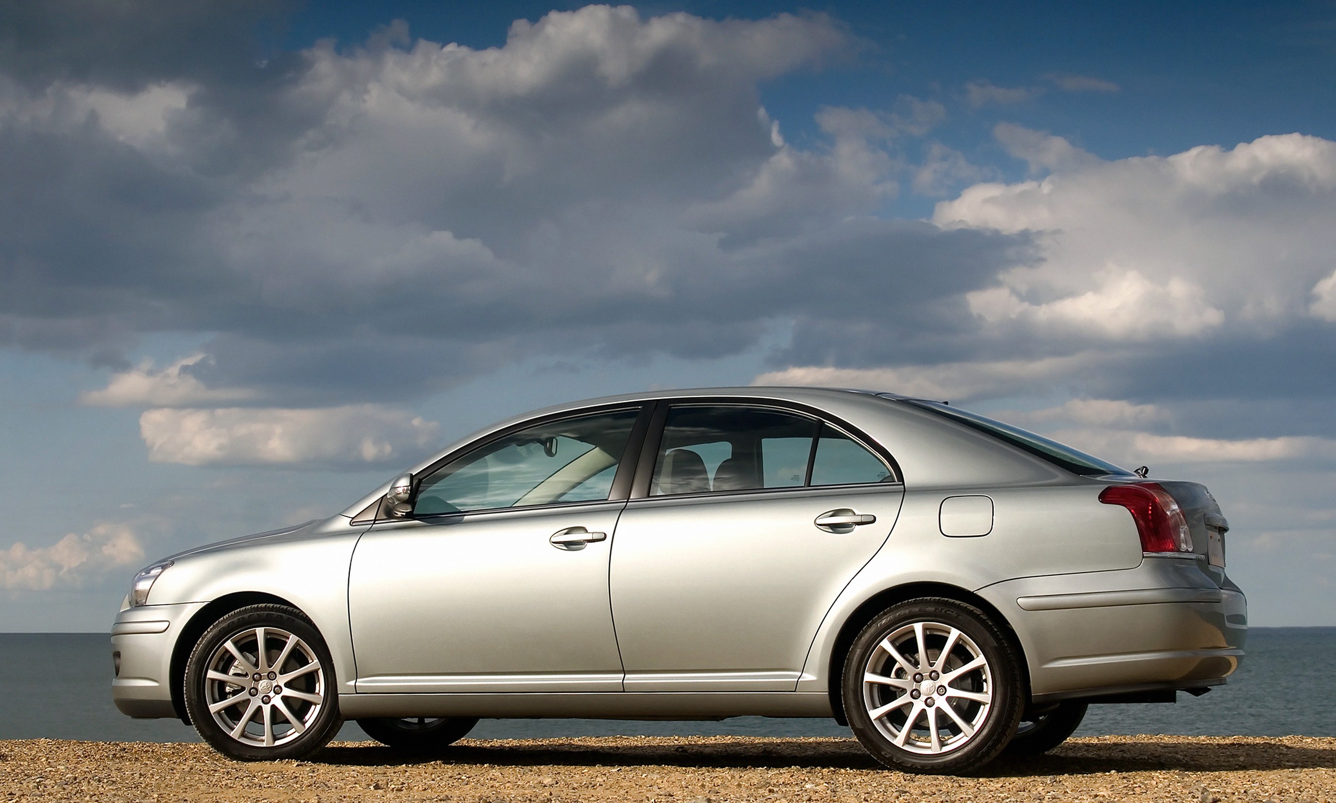 Toyota Avensis Liftback photo 4