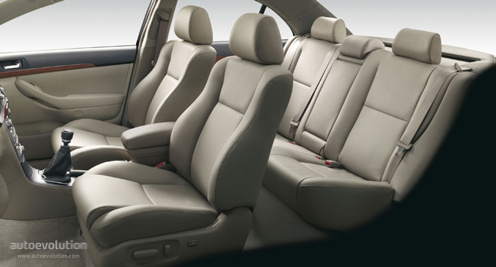 Toyota Avensis Liftback photo 9