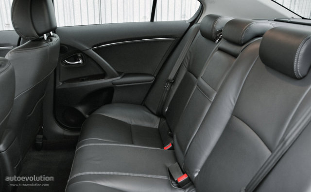 Toyota Avensis Liftback photo 29