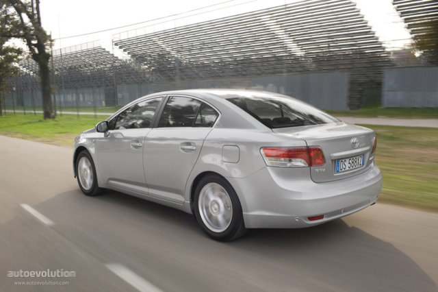 Toyota Avensis Liftback photo 4