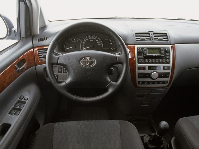 Toyota Avensis Verso photo 43