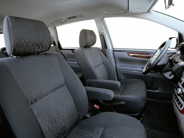 Toyota Avensis Verso photo 44