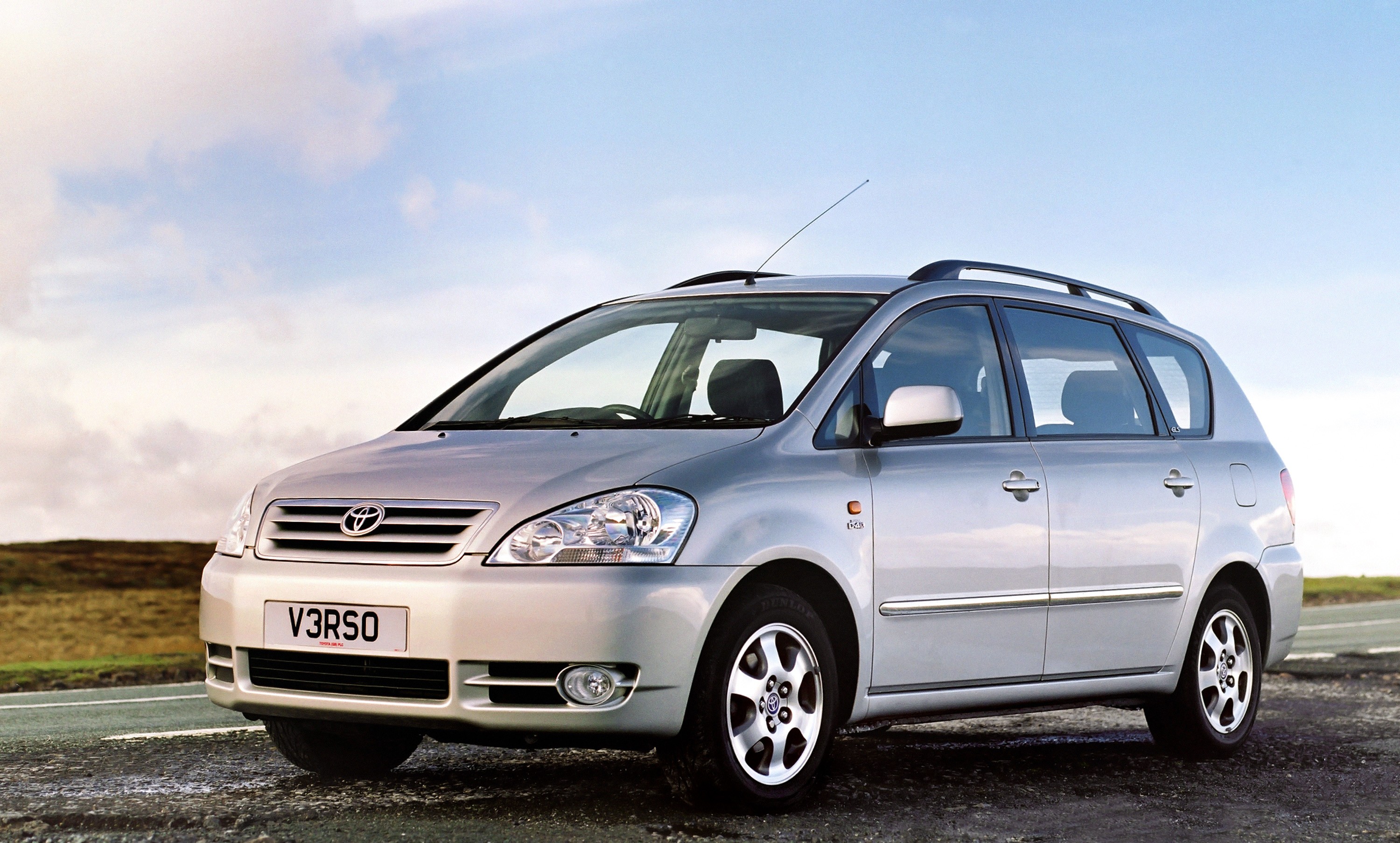 Toyota Avensis Verso photo 9
