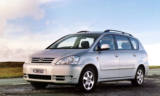 Toyota Avensis Verso photo 9