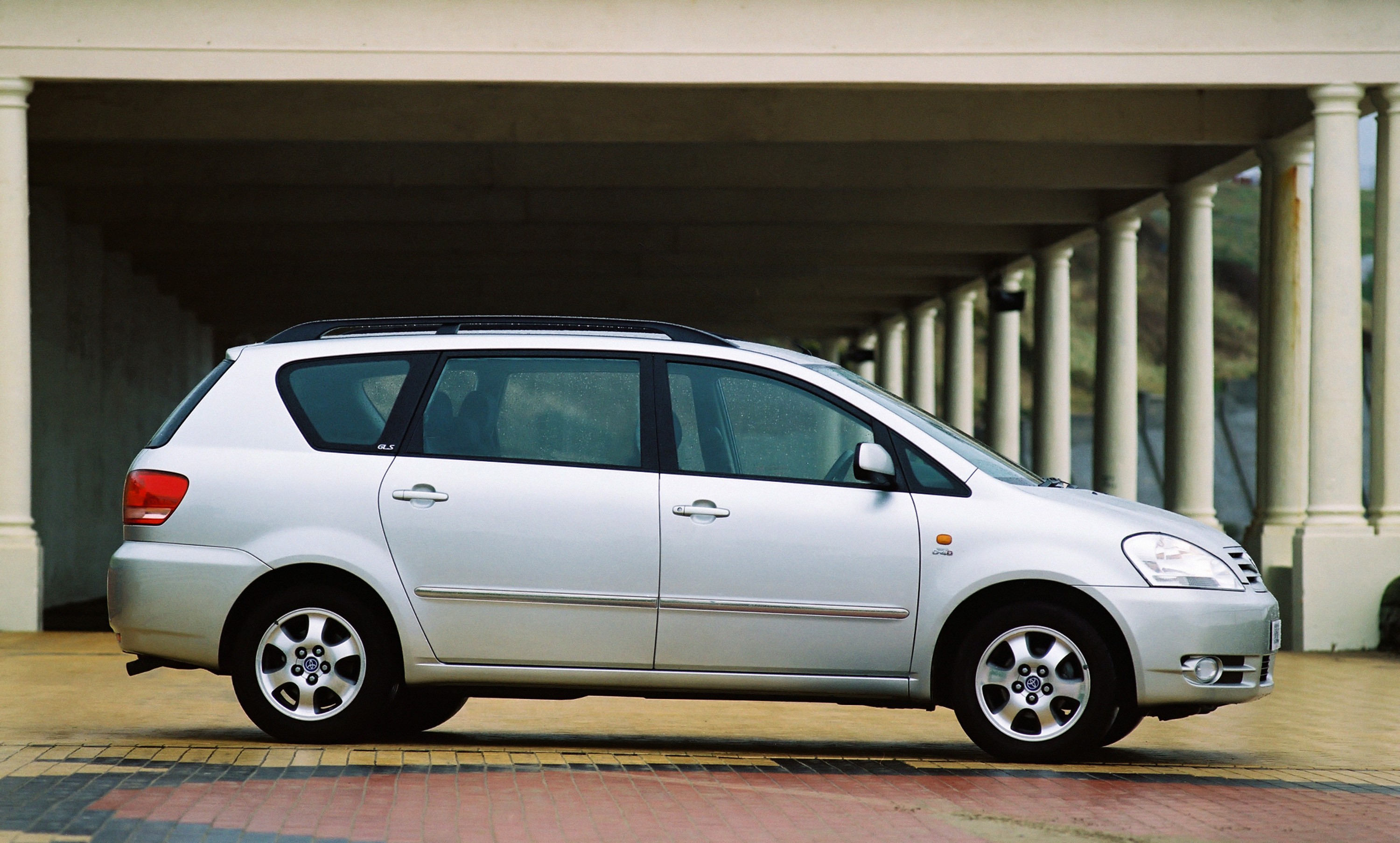 Toyota Avensis Verso photo 10