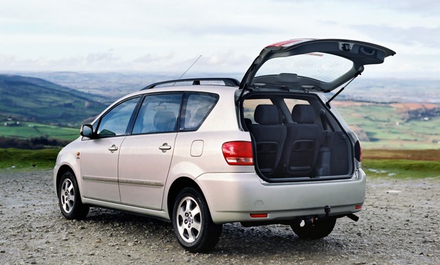 Toyota Avensis Verso photo 11