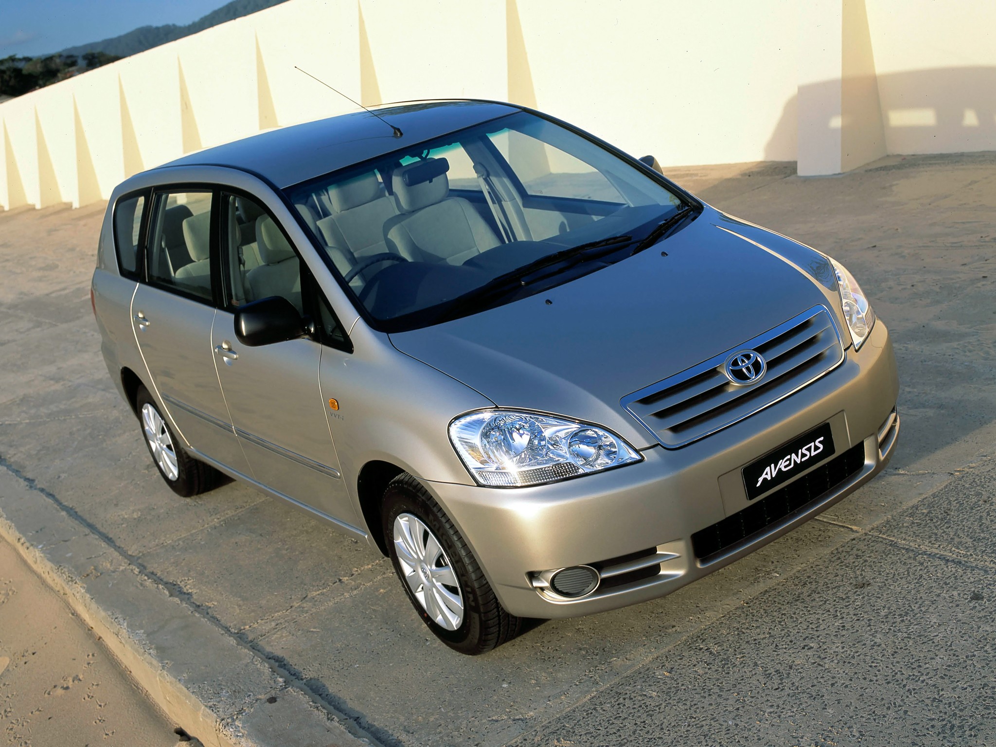 Toyota Avensis Verso photo 20