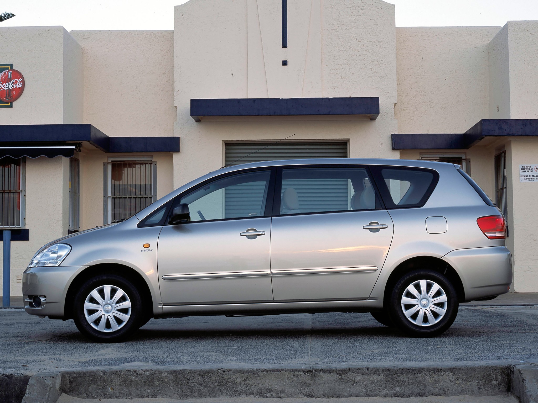 Toyota Avensis Verso photo 24